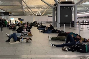 விமானிக்காக 8 மணி நேரம் காத்திருந்த பயணிகள்: விமானங்களை தவறவிட்ட ஆயிரக்கணக்கானோர்