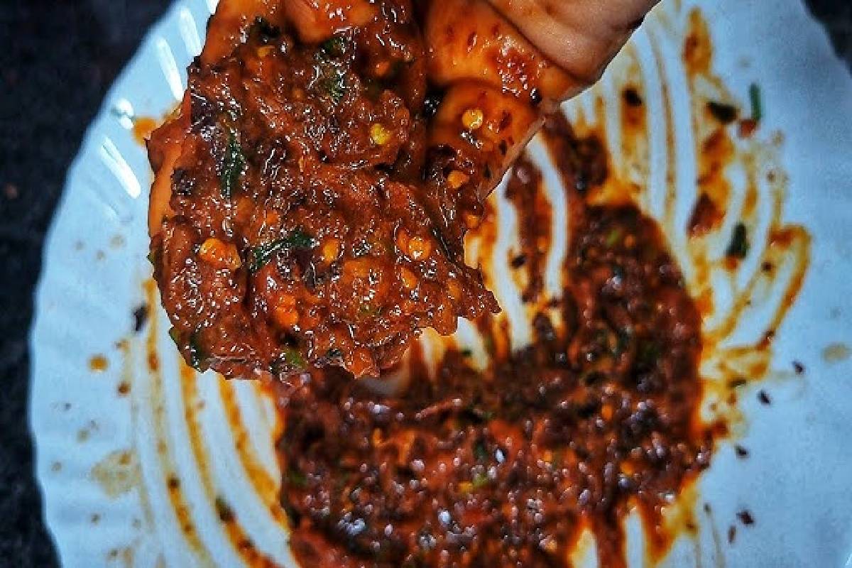 காரசாரமான சுவையில் தக்காளி போத்தா... பண்ணலாமா? | Simple Tomato Bhorta Recipe For Bachelors