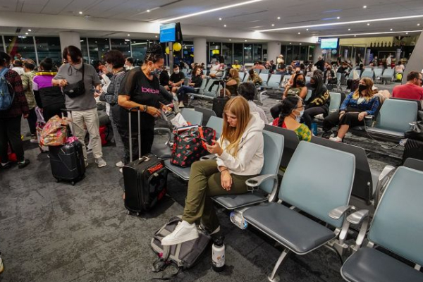 அமெரிக்காவில் 500-க்கும் மேற்பட்ட விமான சேவை ரத்து; பயணிகள் அவதி | More Than 500 Flights Cancelled In The Us அமெரிக்காவில் 500-க்கும் மேற்பட்ட விமான சேவை ரத்து; பயணிகள் அவதி | More Than 500 Flights Cancelled In The Us