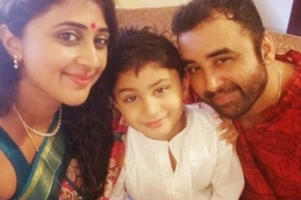 12 வயதில் மகன் இருக்கும் நிலையில் இறுக்கமான ஆடையில் எல்லை மீறும் அஜித் பட நடிகை.. | Actress Kaniha Latest Hot Photoshoot