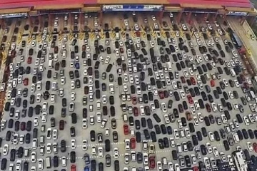 12 நாட்கள் வரை போக்குவரத்து நெரிசலால் சிக்கி தவித்த வாகனங்கள்.., எந்த நாட்டில் நடந்தது தெரியுமா?