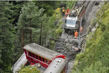 சுவிட்சர்லாந்தில் இரண்டு ரயில்கள் தடம்புரண்டு விபத்து: குழந்தைகள் உட்பட 12 பேர் காயம்