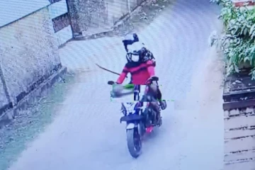 யாழில் கேக் வெட்ட ஒன்று கூடிய நண்பர்கள்; திடீரென புகுந்த கும்பலால் பரபரப்பு