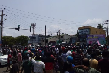 மேயருக்கு கல்வீச்சு தாக்குதல் : எம்.பி மீது  முட்டை வீச்சு