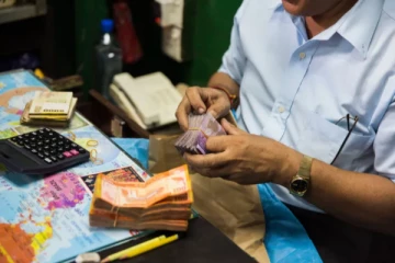 வங்கிப் பணத்தை வட்டிக்கு விட்ட பிரதம காசாளர் ; சிக்கியது எப்படி?