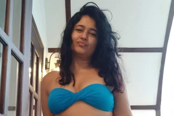 கிளாமரில் எல்லைமீறும் பூனம் பஜ்வா.. போட்டோக்களை பாருங்க