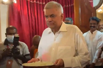 பிரதமராக பதவியேற்ற ரணில்: விகாரையில் விசேட வழிபாடு