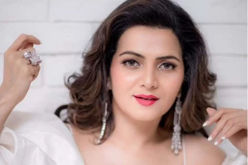 பிரபல நடிகரை இறுக்கமாக கட்டிப்பிடித்து டிடி சொன்ன விஷயம்! வைரலான புகைப்படம்