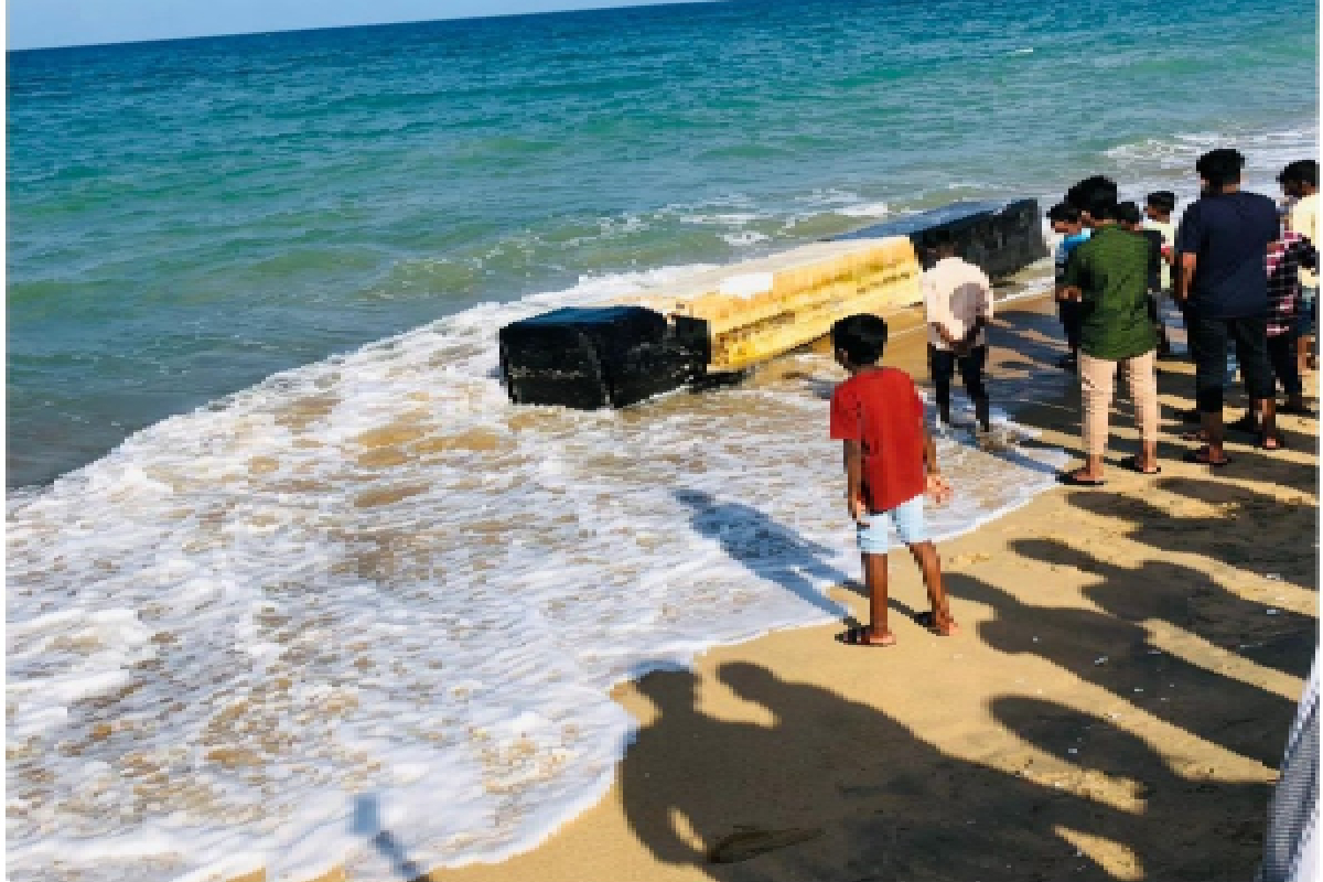 காத்தான்குடி கடற்கரையில் மர்ம பொருள்; காண குவியும் மக்கள் | Mysterious Object At Kattankudy Beach காத்தான்குடி கடற்கரையில் மர்ம பொருள்; காண குவியும் மக்கள் | Mysterious Object At Kattankudy Beach