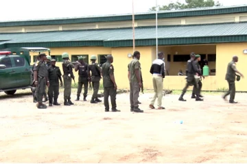 நைஜீரியாவில் 274இற்கும் அதிகமான சிறைக்கைதிகள் தப்பியோட்டம்