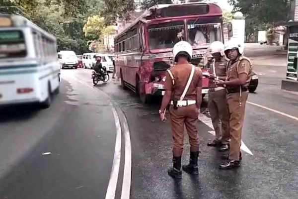 இன்று காலை இடம்பெற்ற விபத்து; நேர் மோதிய பேருந்துகள் ; 21 பேருக்கு நேர்ந்த கதி | Two Buses Collided Head On Accident Kegalle