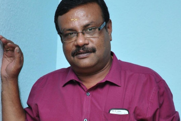 விஜய் உடன் இருக்கும் நபர் யார் தெரியுமா.. இப்போது தமிழ் சினிமாவில் பாப்புலர் நடிகர் தான் | Guess This Actor With Vijay