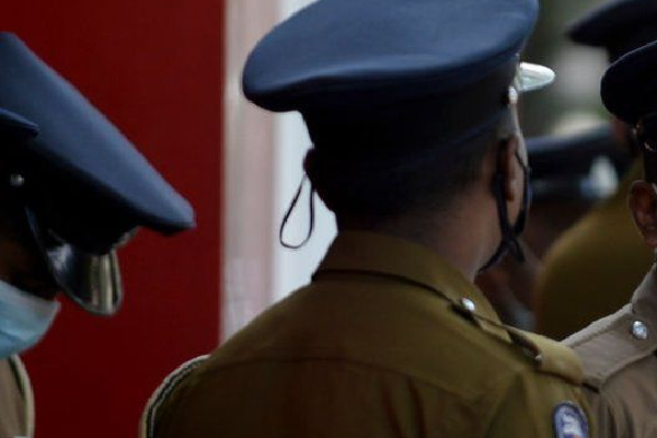 தாய் மற்றும் மகள் உள்ளிட்ட 11 பேர் கைது! | 11 People Including Mother And Daughter Arrested