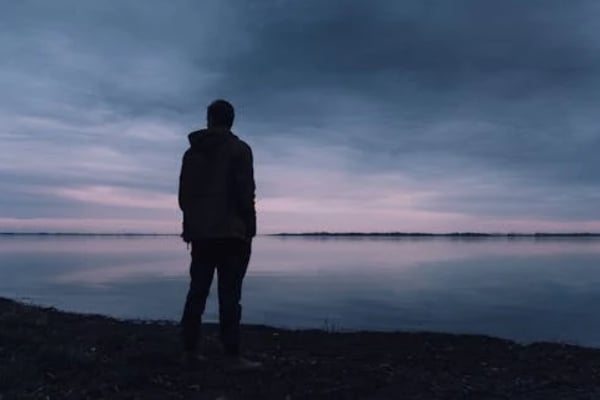 தவறிய தொலைபேசி அழைப்பால் ஏற்பட்ட உறவு - இளைஞன் எடுத்த விபரீத முடிவு | Young Boy Took Wrong Decision