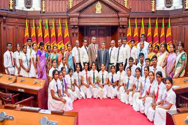 நாடாளுமன்றத்தில் யாழ்ப்பாண பாடசாலை மாணவர்கள்! | Jaffna School Students Visit Parliament