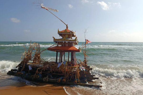 திருகோணமலையில் கரையொதுங்கிய மர்ம தெப்பம்! | A Mysterious Raft Washed Ashore In Trincomalee