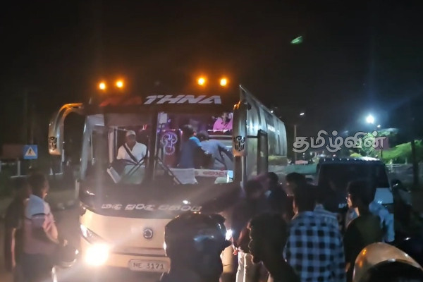 தமிழர் பகுதியில் வழிமறிக்கப்பட்ட கொழும்பிலிருந்து சென்ற பேருந்து | Bus Owners Protested Luxury Bus Colombo Mullaitivu