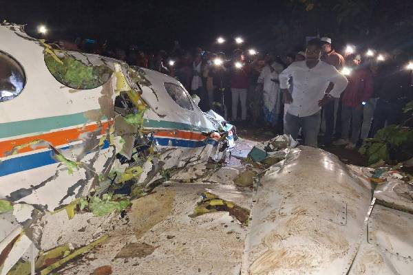 நோயாளியை ஏற்றிச் சென்ற ஏர் ஆம்புலன்ஸ் வானூர்தி விபத்து ; 7 பேர் உயிரிழந்திருக்கலாம் என அச்சம் | Air Ambulance Carrying Patient Crases 7 Feare Dead நோயாளியை ஏற்றிச் சென்ற ஏர் ஆம்புலன்ஸ் வானூர்தி விபத்து ; 7 பேர் உயிரிழந்திருக்கலாம் என அச்சம் | Air Ambulance Carrying Patient Crases 7 Feare Dead