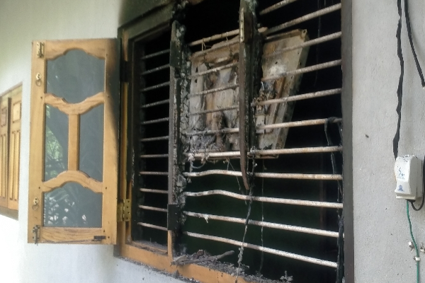 கிளிநொச்சியில் வீடொன்றுக்கு தீ வைத்த மர்ம நபர்கள் | Mysterious Persons Set Fire To House