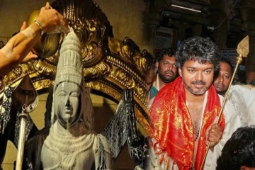 திருச்செந்தூரில்... வேலேந்திய கையுடன் விஸ்வரூப தரிசனத்தில் தவெக விஜய்