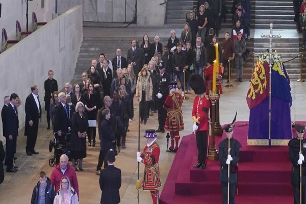 கனேடிய பிரதமருக்கும் மன்னர் சார்ள்ஸிற்கும் இடையில் சந்திப்பு | Justin Trudeau Attends Queen S Lying In State