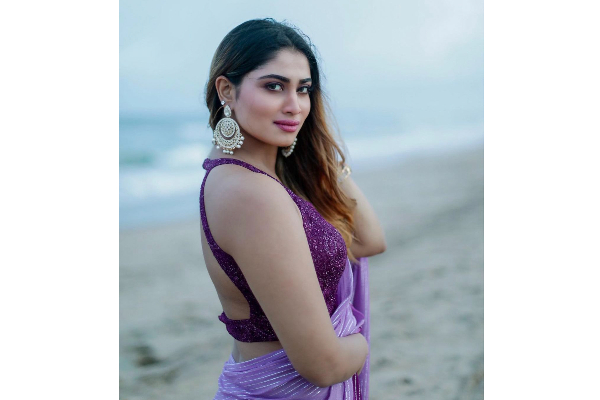 கடற்கரையில் கலக்கல் போட்டோஷூட் நடத்திய பிக் பாஸ் ஷிவாணி நாராயணன்.. இணையத்தில் செம வைரல் | Shivani Narayanan Beach Photoshoot