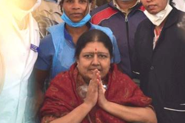 சசிகலா 3-ம் நாளாக ஆக்சிஜன் சிலிண்டர் உதவியின்றி இயற்கையாக சுவாசிக்கிறார் - அரசு மருத்துவமனை தகவல் | Sasikala Oxygen Hospital