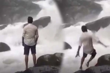 ஆர்ப்பரித்த அருவியை ரசித்த இளைஞர்... நொடியில் உயிரிழந்த அதிர்ச்சி காட்சி