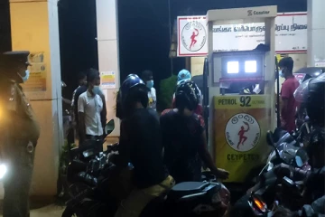 மேலதிக எரிபொருளை கொள்வனவு செய்யும் யாழ். மக்கள்