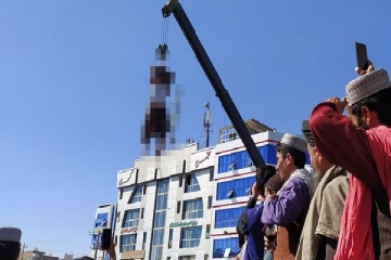 சுட்டுக்கொன்றவரை கிரேனில் தொங்கவிட்ட தலிபான்கள் -ஆப்கானில் கடும் அச்சத்தில் மக்கள்