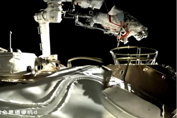 விண்வெளி நிலையத்திலுருந்து முதல் முறையாக வெளியேறிய சீன வீரர்கள்!