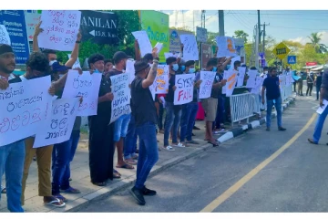அரசாங்கத்திற்கு எதிராக திருகோணமலையிலும் போராட்டம் (Photos)