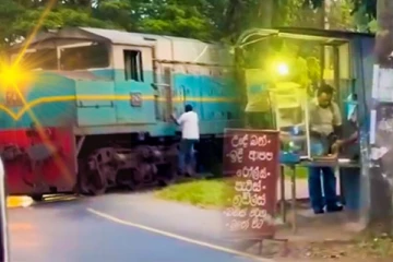 தொடருந்தை நடு வீதியில் நிறுத்தி கடையில் உணவு வாங்கும் சாரதி