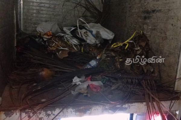 மட்டக்களப்பில் வீதிகளில் குப்பைகளை கொட்ட முற்பட்ட நபர்களை மடக்கி பிடித்த மக்கள் | People Caught Throw Garbage Streets Batticaloa மட்டக்களப்பில் வீதிகளில் குப்பைகளை கொட்ட முற்பட்ட நபர்களை மடக்கி பிடித்த மக்கள் | People Caught Throw Garbage Streets Batticaloa