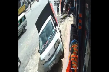லொறி விபத்தில் மயிரிழையில் உயிர் தப்பிய பெண்!