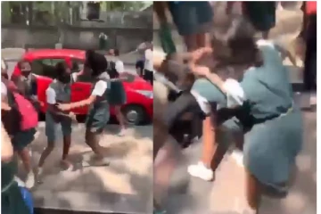 நடுரோட்டில் கட்டி உருண்டு அடித்து கொண்ட தனியார் பள்ளி மாணவிகள்!