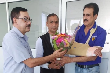 இலங்கையில் இந்திய அதிகாரி மீது தாக்குதல்! கையில் கட்டுடன் வெளியான புகைப்படம்