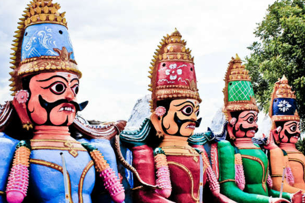 வீடுகளில் குலதெய்வத்தின் படங்களை வைத்து வழிபாடு செய்யலாமா? | Can We Worship Kuladeivam Picture At Home In Tamil