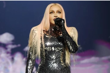 இஸ்ரேல் - ஹமாஸ் போர் ; இசை நிகழ்ச்சியை பாதியில் நிறுத்தி கண்கலங்கிய பிரபல பாப் பாடகர்