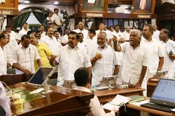 ஓ.பன்னீர்செல்வம் இருக்கை விவகாரம்: சபாநாயகரை முற்றுகையிட்ட அதிமுக உறுப்பினர்கள் வெளியேற்றம்