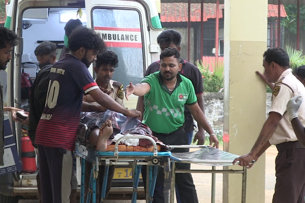 கிளிநொச்சியில் ஹயஸ் வாகன விபத்து - அர்ப்பணிப்புடன் செயற்பட்ட பாதுகாப்பு உத்தியோகத்தர் (படங்கள்) | Accident Police Investigating Srilanka Jaffna