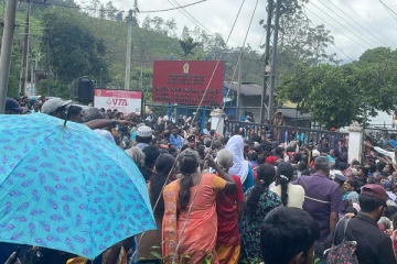 நோர்வூட் பிரதேச செயலகத்திற்கு முன் திரண்ட மக்கள்! குவிக்கப்பட்ட பொலிஸார் (Photos)