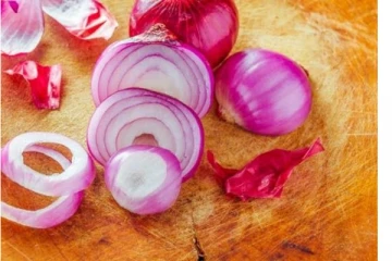 வெங்காயத்தை பச்சையாக சிறிதளவு சாப்பிட்டு வந்தால் என்ன நடக்கும் தெரியுமா?