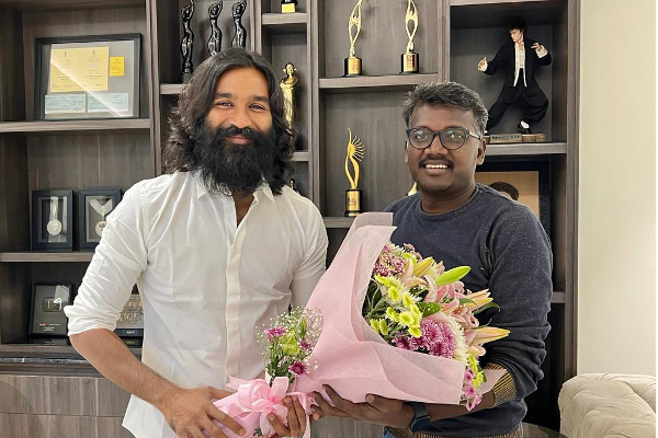 150 கோடியில் கட்டப்பட்டுள்ள வீட்டில் பிரபல இயக்குனருடன் தனுஷ் எடுத்துக்கொண்ட புகைப்படம்.. இதோ | Dhanush Picture With Director In New House 150 கோடியில் கட்டப்பட்டுள்ள வீட்டில் பிரபல இயக்குனருடன் தனுஷ் எடுத்துக்கொண்ட புகைப்படம்.. இதோ | Dhanush Picture With Director In New House