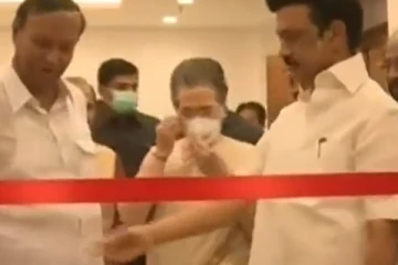 டெல்லி அறிவாலயத்தில் அமைக்கப்பட்டுள்ள நூலகத்தை திறந்து வைத்த சோனியா காந்தி