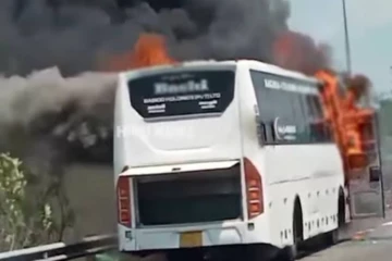 அதிவேக வீதியில் பற்றி எரிந்த சொகுசு பேருந்து!