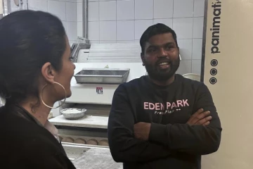 பிரான்ஸில் சாதனை படைத்த இலங்கை தமிழன் - மக்ரேனுக்கு பாண் வழங்கும் தர்ஷன்