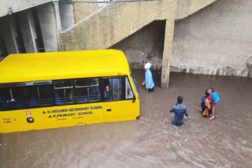 மழை நீரில் சிக்கிய பள்ளி வேன்...கதறிய குழந்தைகள்..பதறி அடித்து ஓடிய பொதுமக்கள்