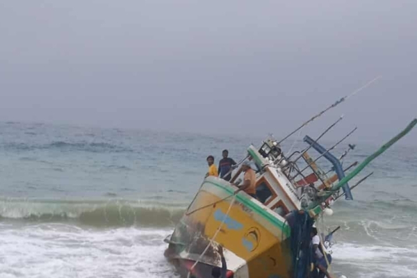 கடலில் தெய்வாதீனமாக தப்பிய மட்டக்களப்பு மீனவர்கள் | Batticaloa Fishermen Miraculously Escaped At Sea கடலில் தெய்வாதீனமாக தப்பிய மட்டக்களப்பு மீனவர்கள் | Batticaloa Fishermen Miraculously Escaped At Sea