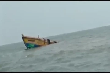 குண்டூர் அருகே கடலில் மூழ்கும் இலங்கை மீன்பிடி படகு: மீட்கும் முயற்சி தீவிரம்(Photos)